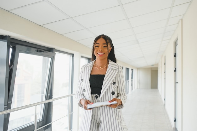 Une photo d'une belle femme d'affaires noire en plein air