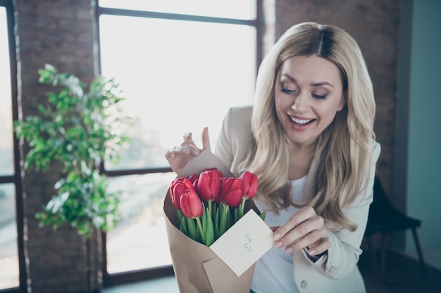 Photo De Belle Femme D'affaires à La Petite Carte Postale Bouquet De Tulipes Fraîches