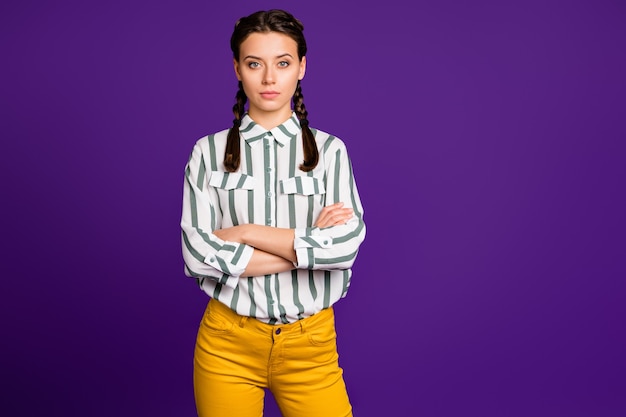 Photo de belle femme d'affaires tenant la main croisée personne responsable à la recherche sérieuse de collègues porter chemise rayée pantalon jaune isolé fond de couleur pourpre