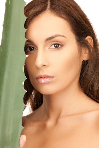 photo de belle femme à l'aloe vera