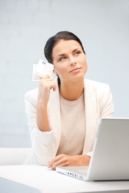 photo de belle femme avec de l'argent en euros