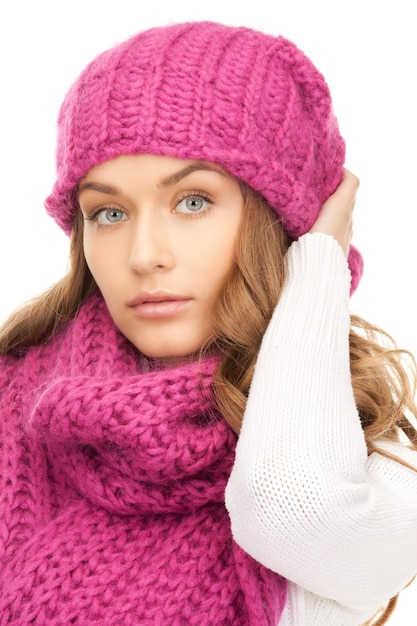 photo de belle femme au chapeau d'hiver