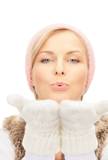 photo de belle femme au chapeau d'hiver