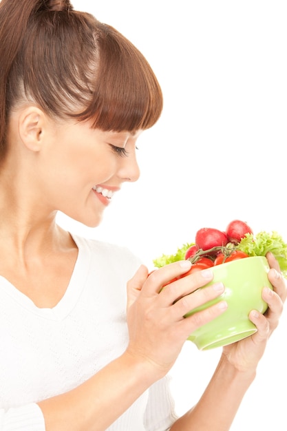 photo de belle femme au foyer avec des légumes sur blanc