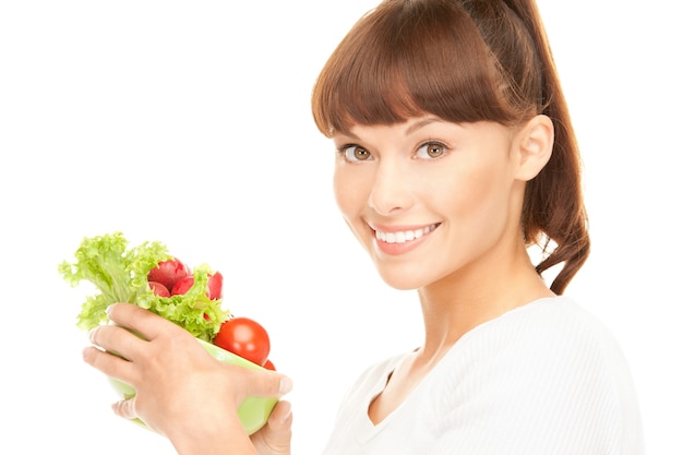 photo de belle femme au foyer avec des légumes sur blanc