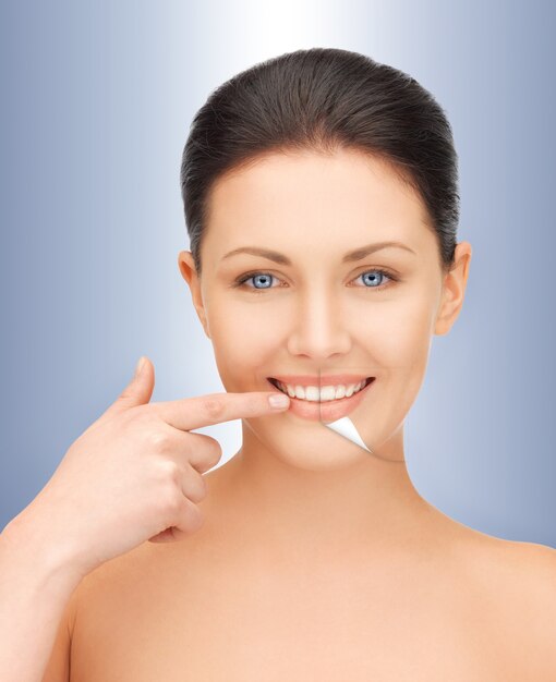 photo de belle femme aux dents blanches