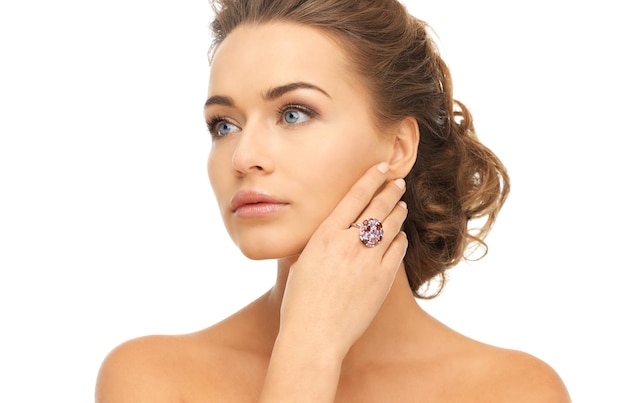 photo de belle femme avec bague cocktail