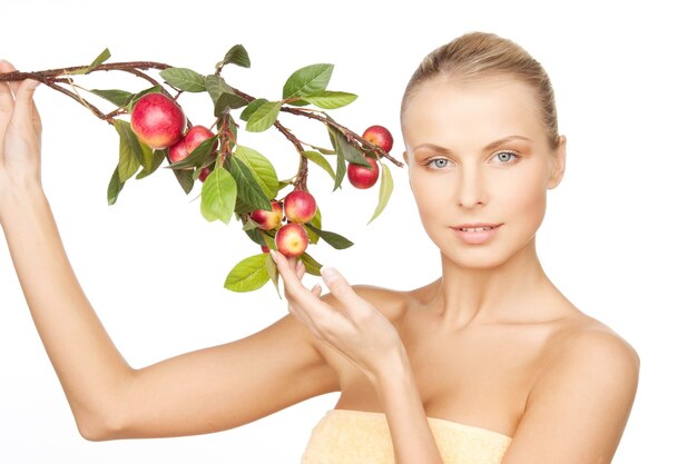 photo de belle femme avec une brindille de pomme