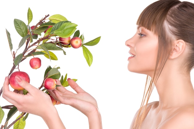 photo de belle femme avec une brindille de pomme