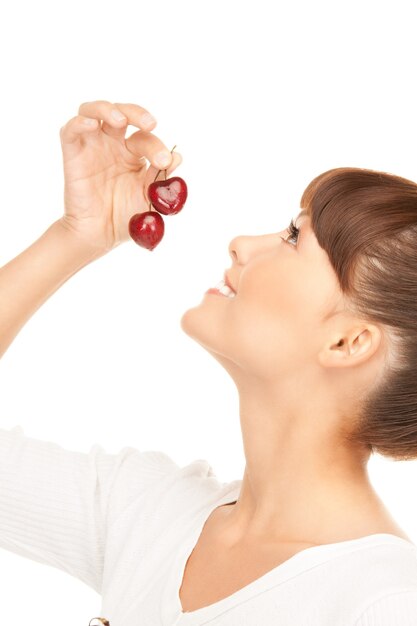 photo de belle femme avec des cerises sur blanc