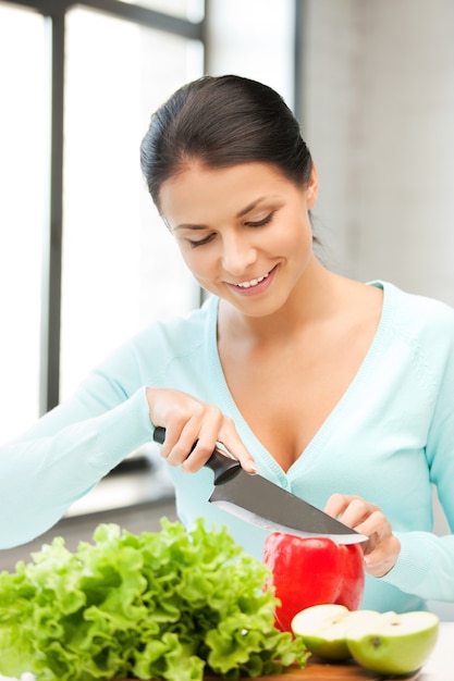 photo de belle femme dans la cuisine