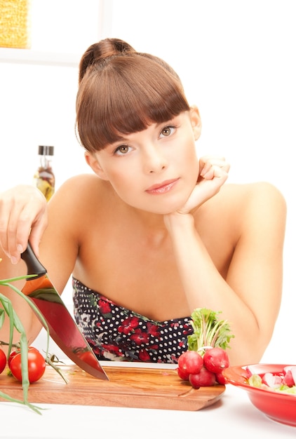 photo de belle femme dans la cuisine