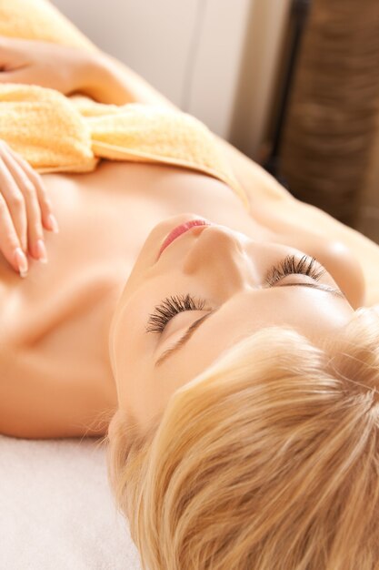 photo de belle femme dans un salon spa