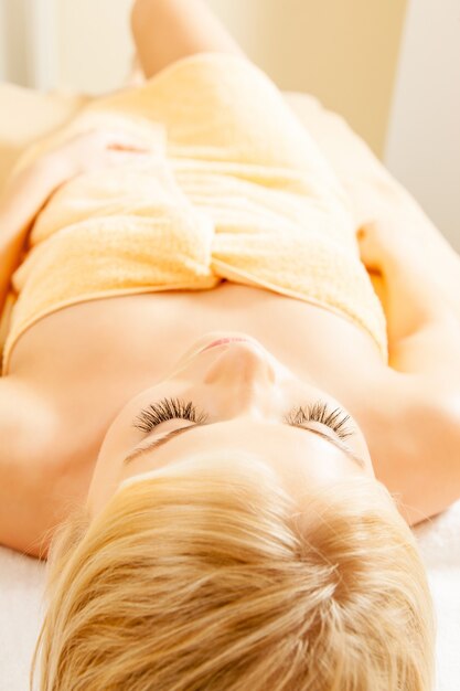 photo de belle femme dans un salon spa