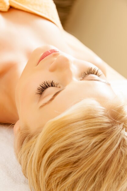 photo de belle femme dans un salon spa