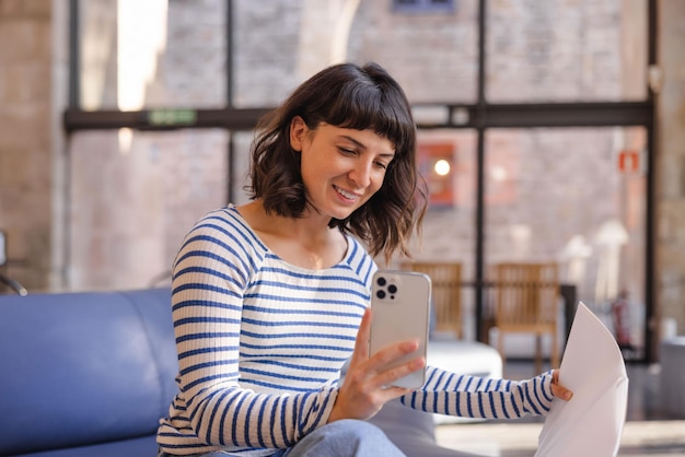 Photo d'une belle femme faisant une photo sur son téléphone