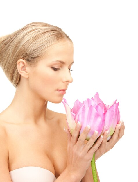 photo de belle femme avec fleur de lotus