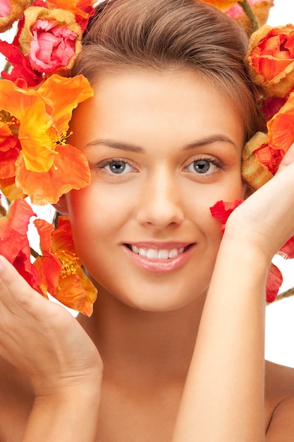 photo de belle femme avec des fleurs rouges