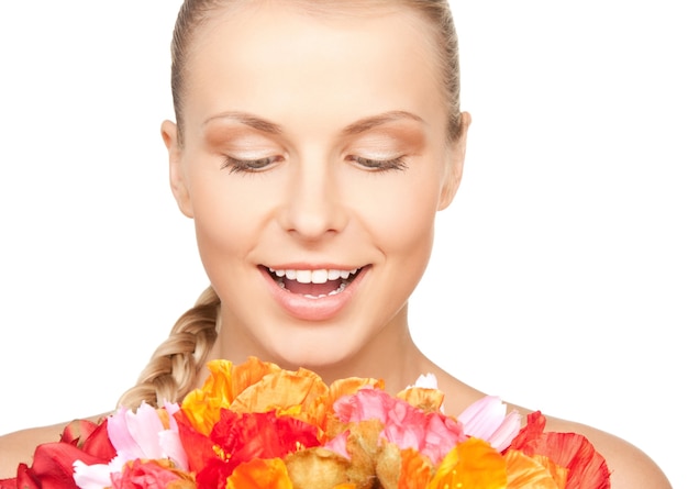 photo de belle femme avec des fleurs rouges