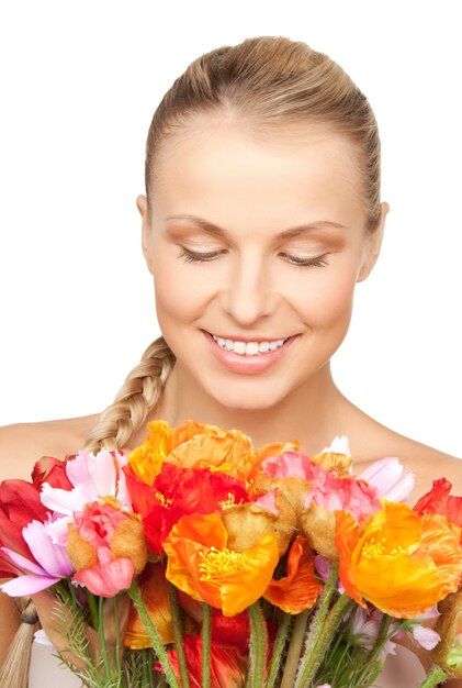 photo de belle femme avec des fleurs rouges..