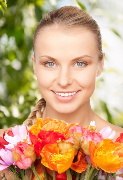 photo de belle femme avec des fleurs rouges