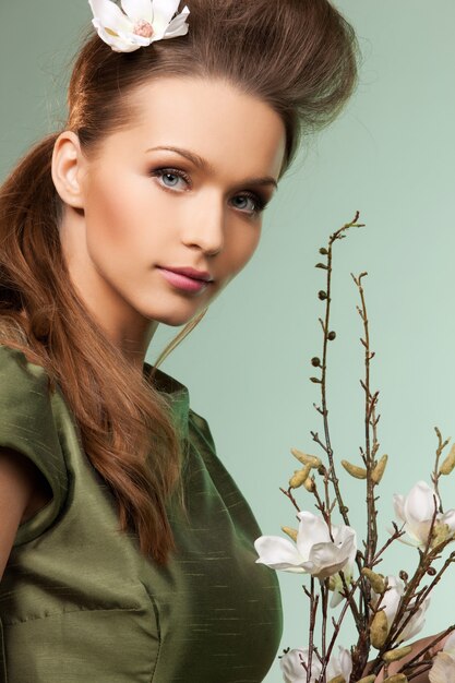 photo de belle femme sur fond vert