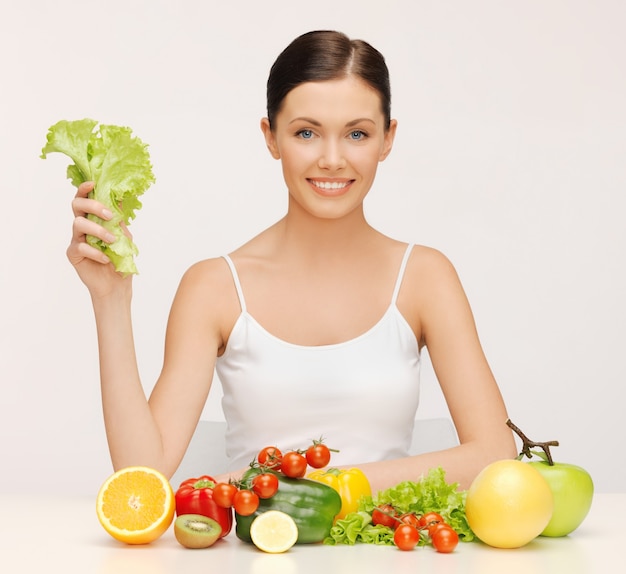 photo de belle femme avec des fruits et légumes