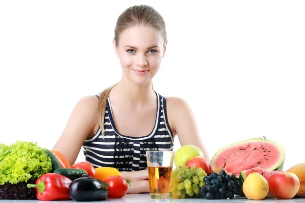 photo d'une belle femme avec des fruits