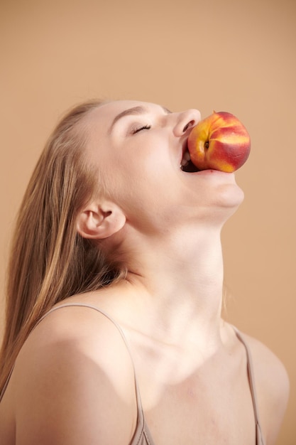 photo d'une belle femme avec des fruits