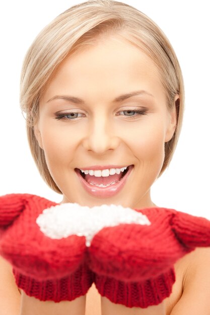 photo de belle femme en mitaines avec de la neige