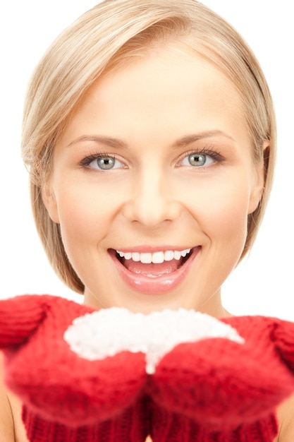 photo de belle femme en mitaines rouges avec de la neige