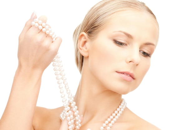 Photo photo de belle femme avec des perles de nacre