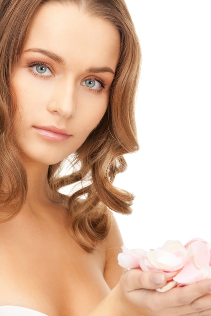 photo de belle femme avec des pétales de rose