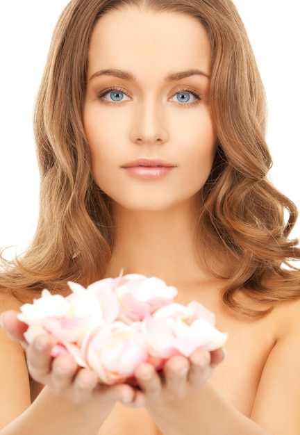 photo de belle femme avec des pétales de rose