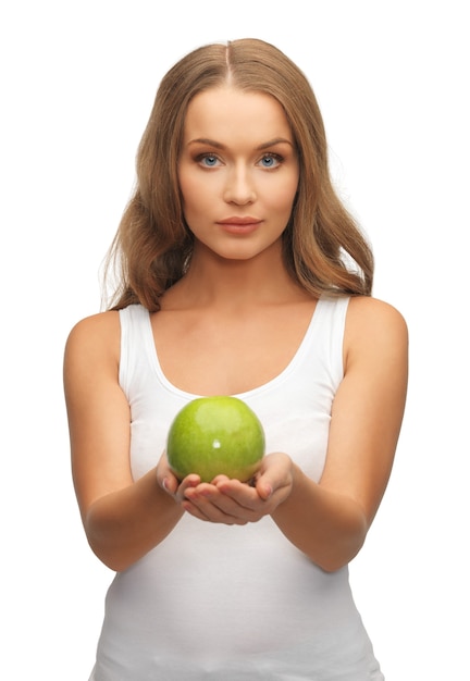 photo de belle femme avec pomme verte