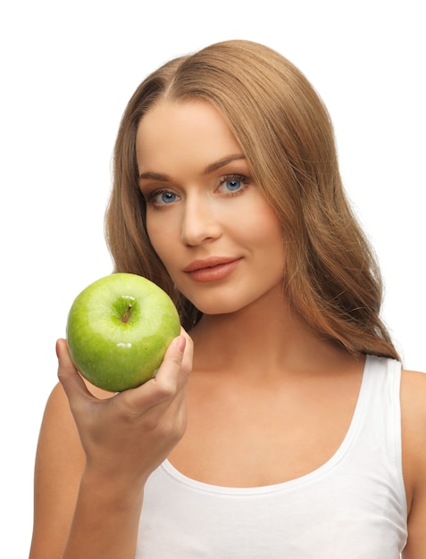 photo de belle femme avec pomme verte