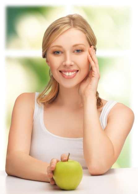 photo de belle femme avec pomme verte.