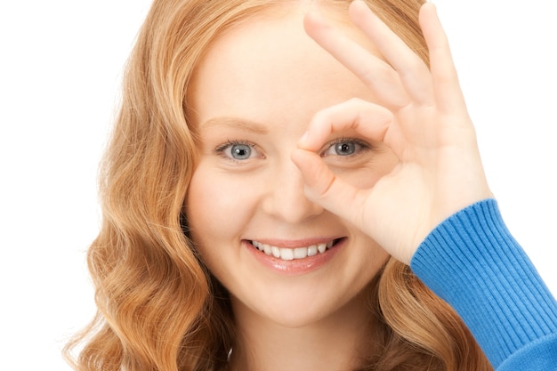 photo de belle femme regardant à travers le trou des doigts