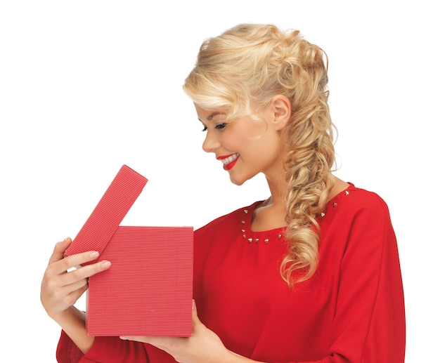 photo de belle femme en robe rouge avec boîte-cadeau ouverte