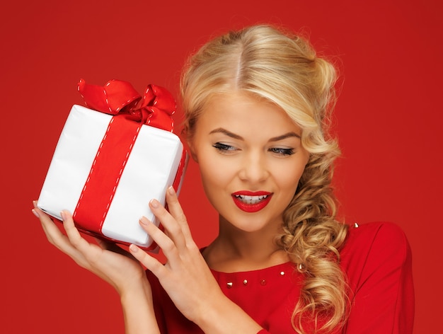 photo de belle femme en robe rouge avec cadeau