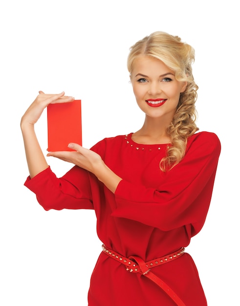 photo de belle femme en robe rouge avec carte de note