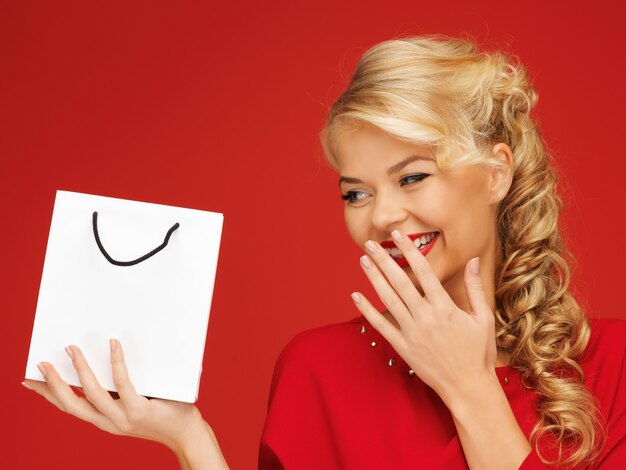 photo de belle femme en robe rouge avec panier