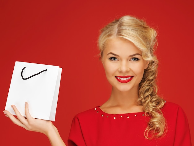 photo de belle femme en robe rouge avec panier