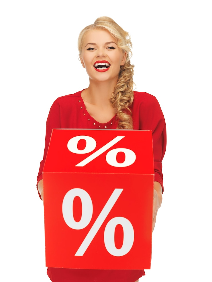 Photo photo de belle femme en robe rouge avec signe de pourcentage