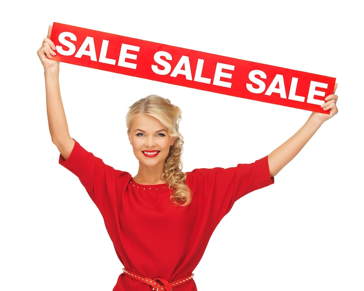 Photo photo de belle femme en robe rouge avec signe de vente