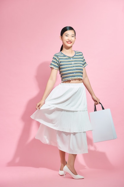 Photo de belle femme avec des sacs à provisions