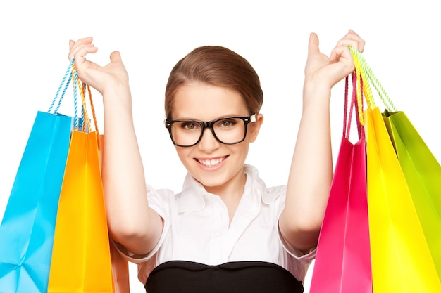 photo de belle femme avec des sacs à provisions