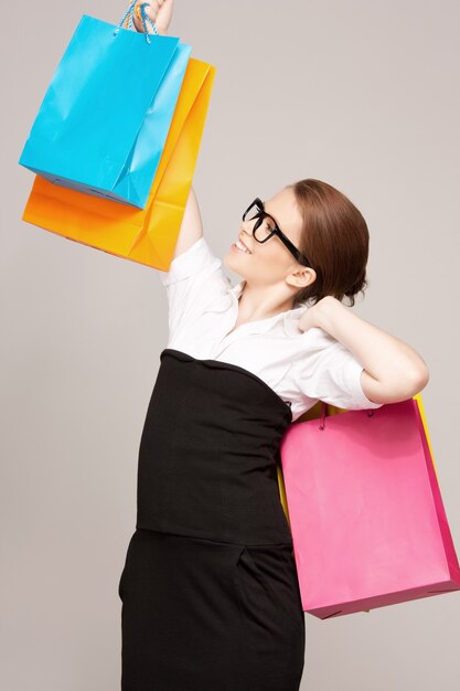 photo de belle femme avec des sacs à provisions