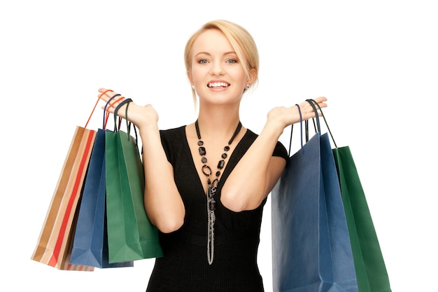 photo de belle femme avec des sacs à provisions