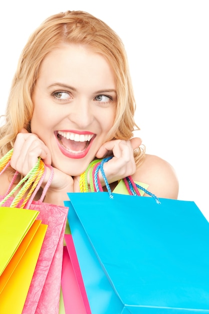 photo de belle femme avec des sacs à provisions